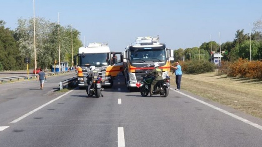 Transportistas cortan la autopista Rosario-Buenos Aires por un reclamo de tarifas