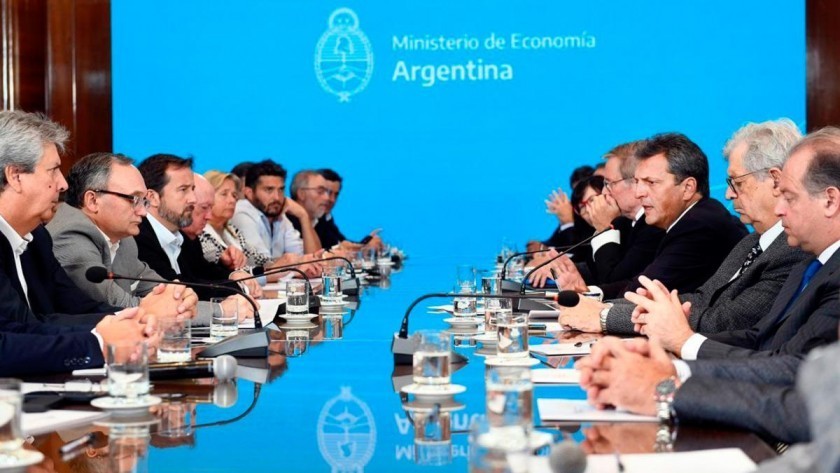 Massa anunció un dólar de $300 para exportaciones de soja y economías regionales