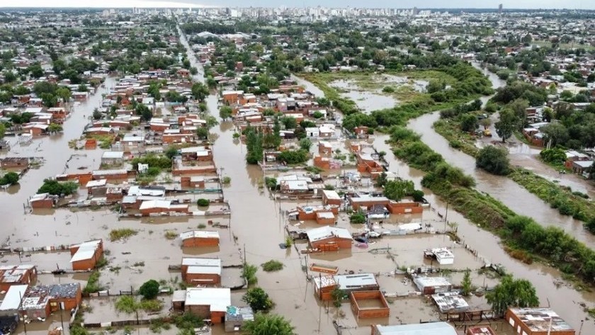 Al menos 16 muertos y más de 900 evacuados en Bahía Blanca