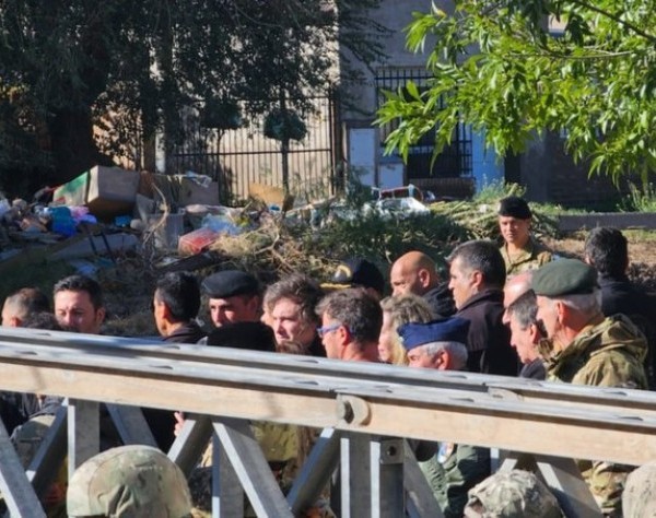 Javier Milei supervisa el armado de un puente militar en el Canal Maldonado tras el temporal