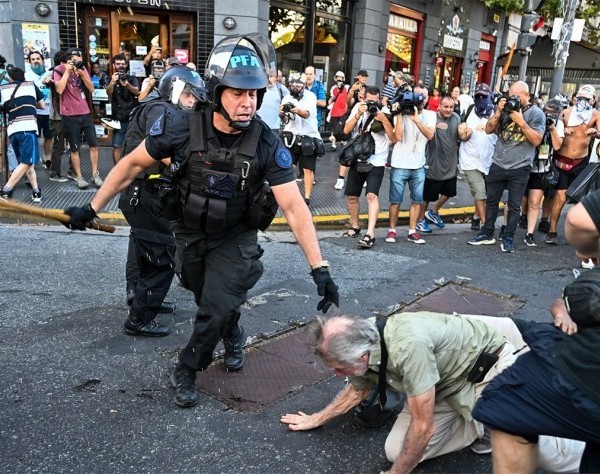 La marcha por los jubilados terminó con incidentes entre los barras y la policía