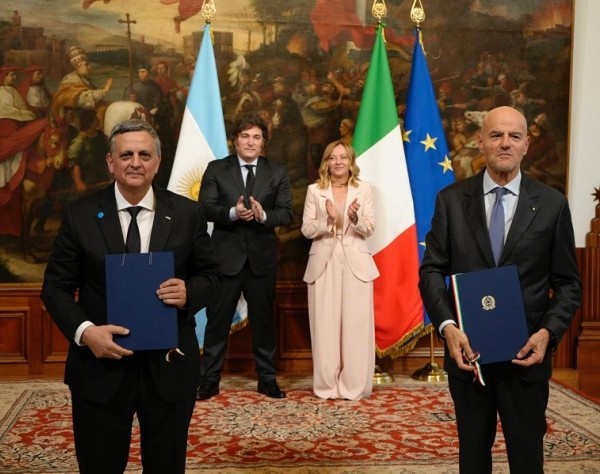 Roma: Acuerdo estratégico entre YPF y ENI para exportar GNL al mundo