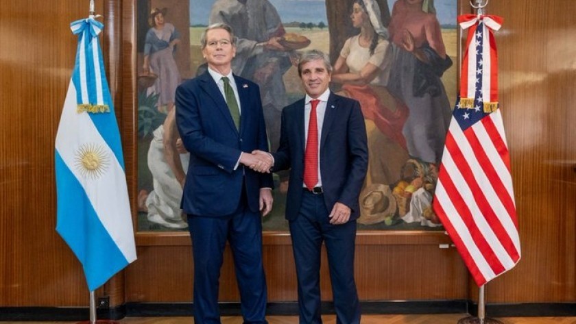 Cae el dólar y hay fuerte mejora de acciones y bonos tras el respaldo de Estados Unidos