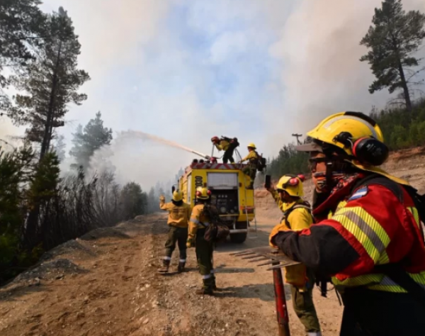 Incendio forestal en zona turística de Chubut arrasó con viviendas y vehículos