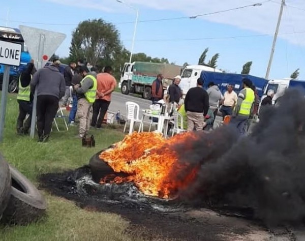 Transportistas de granos protestan a la vera de las rutas en reclamo de una suba de tarifas