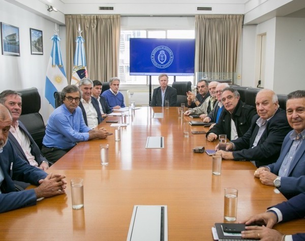 Acuerdo entre las empresas de colectivos y el Gobierno: Prometen reducir las demoras