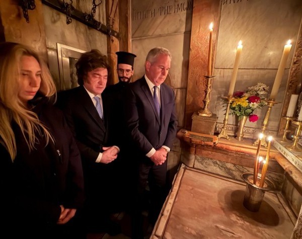 Milei rindió homenaje al papa Francisco desde el Santo Sepulcro y envió una carta al Episcopado