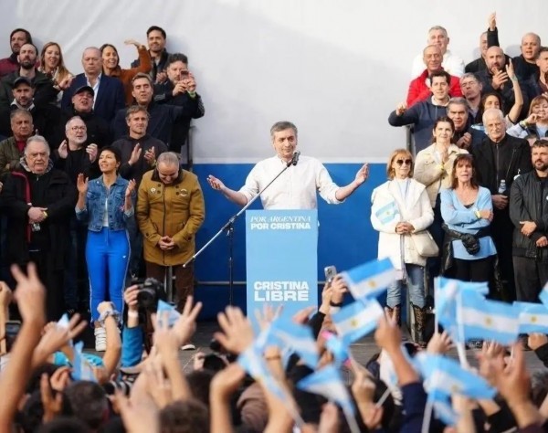 Banderazo en Parque Lezama para exigir la liberación de Cristina Kirchner