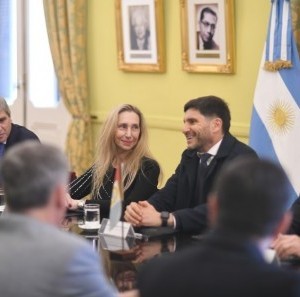 País