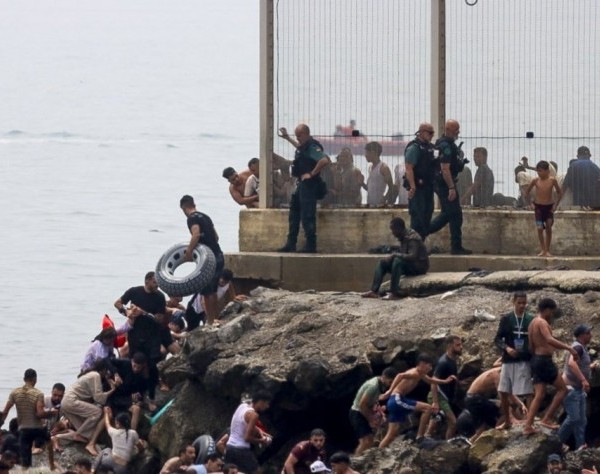 España despliega unidades militares para apoyar operaciones fronterizas en Ceuta