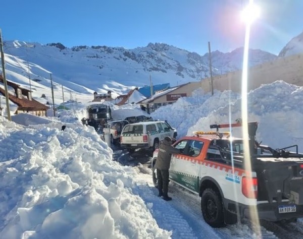 Mendoza: evacuaron a más de 200 turistas en Puente del Inca por un fuerte viento blanco