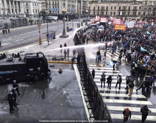 Organizaciones marcharon al Congreso contra de la Ley de Propiedad Privada: Hay detenidos